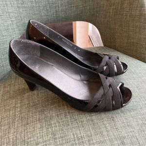 Stuart Weizman Women’s patient leather peep toe black heels size 8. EUC!